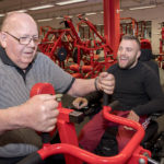 STÅR PÅ: John Nicolaysen (85) har trent med Frode Fyllingsnes i flere år. Begge to er opptatt av å kunne opprettholde hverdagsfunksjonene.
