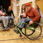 EKSSPERTISE: Torstein Aanekre er merittert rullestolbasketutøver.  Elevene fikk prøve å sitte i rullestol mens de spilte basketball i gymsalen på skolen. (Alle foto: Harald Vingelsgaard)