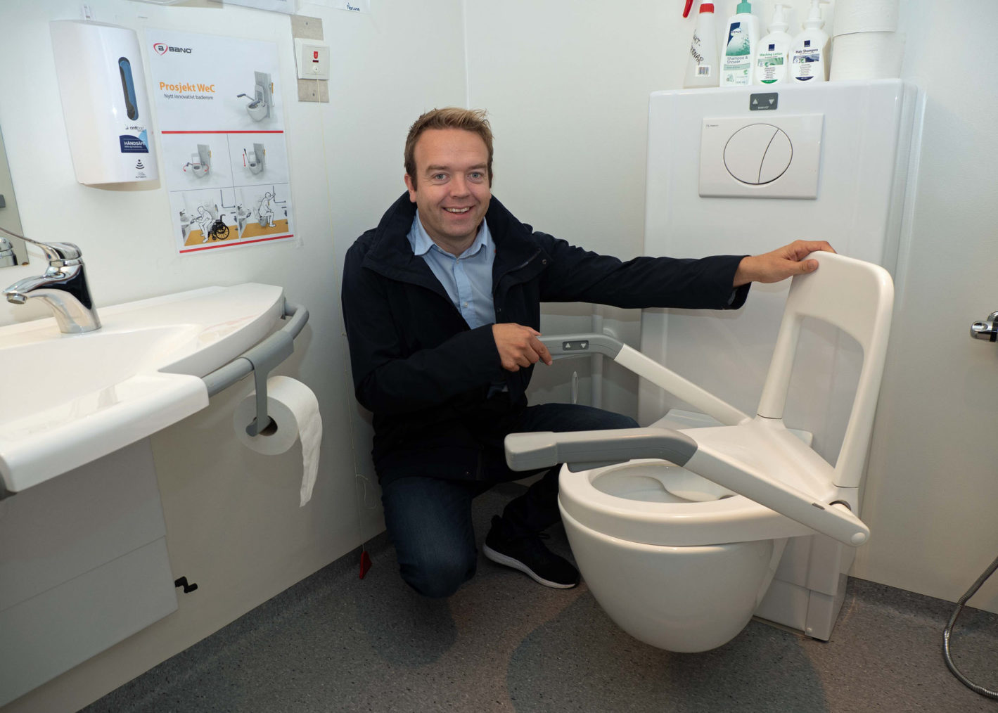 Runar Olsen viser fram et vendbart toalett.