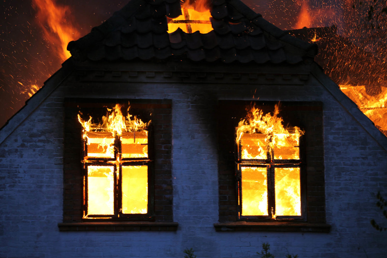 Bilde av brennende bolighus.