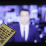 SE OG HØRE: NRK, TV2 og TVNorge må nå oppfylle strengere krav om teksting, synstolkning og tegnspråk. (Illustrasjonsfoto: Colourbox)