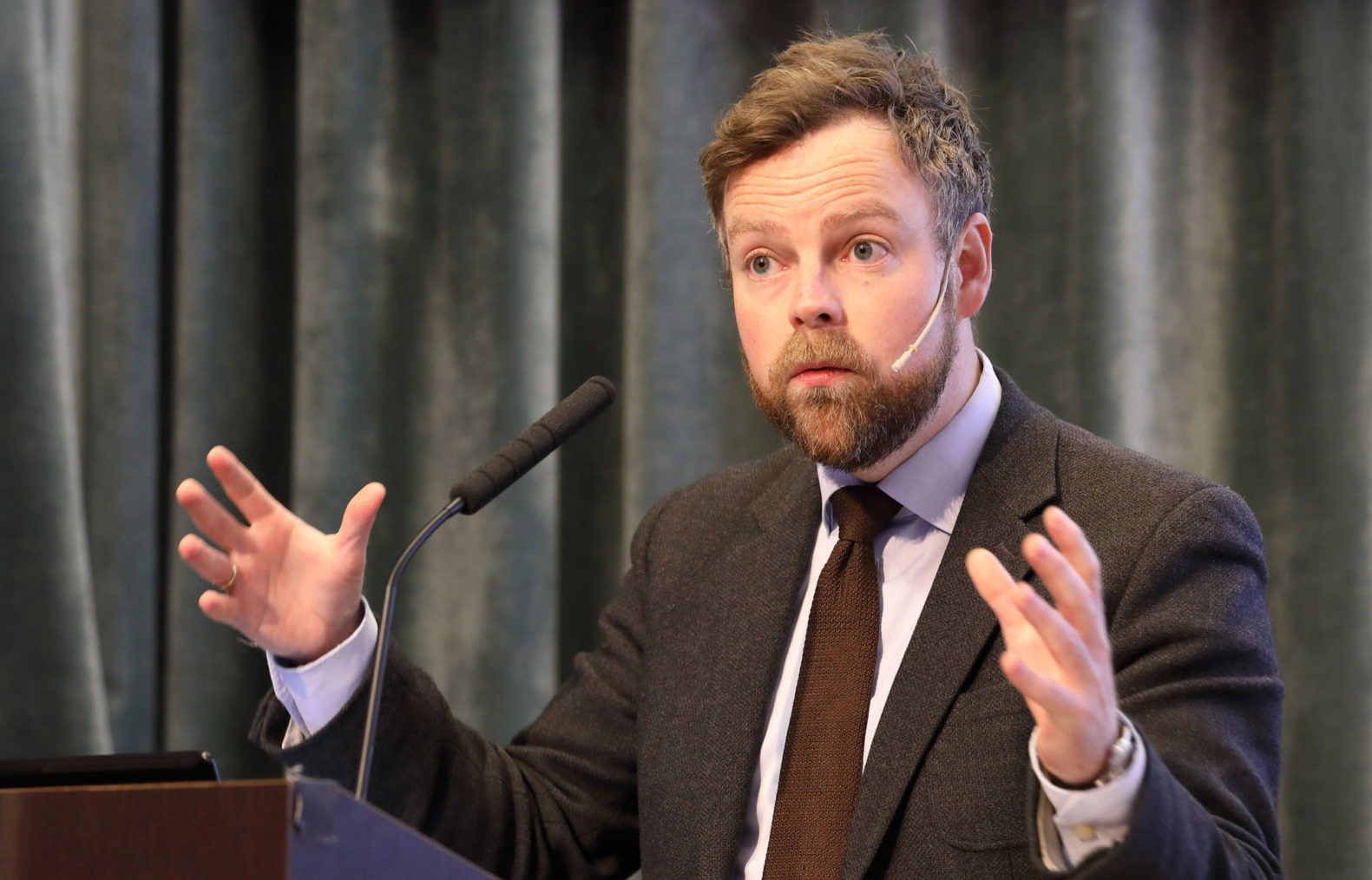 Torbjørn Røe Isaksen på talerstol.