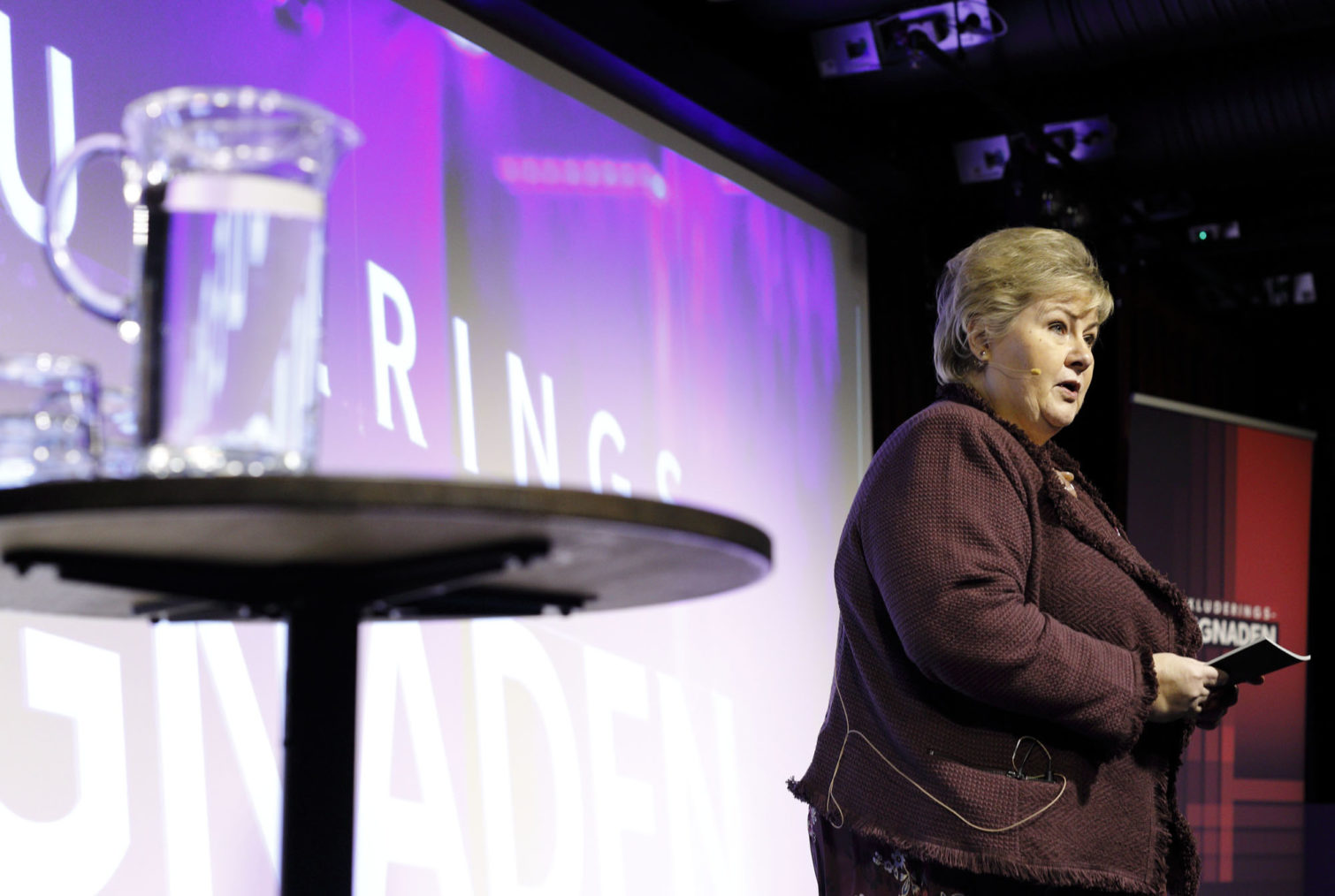 Erna Solberg holder innlegg på scenen.