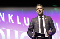 Bilde av Abid Raja som holder et innlegg.