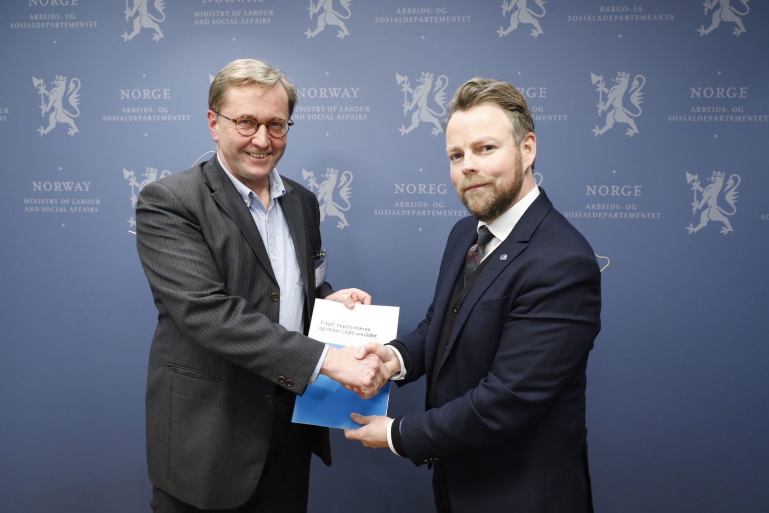 De to poserer med rapporten.