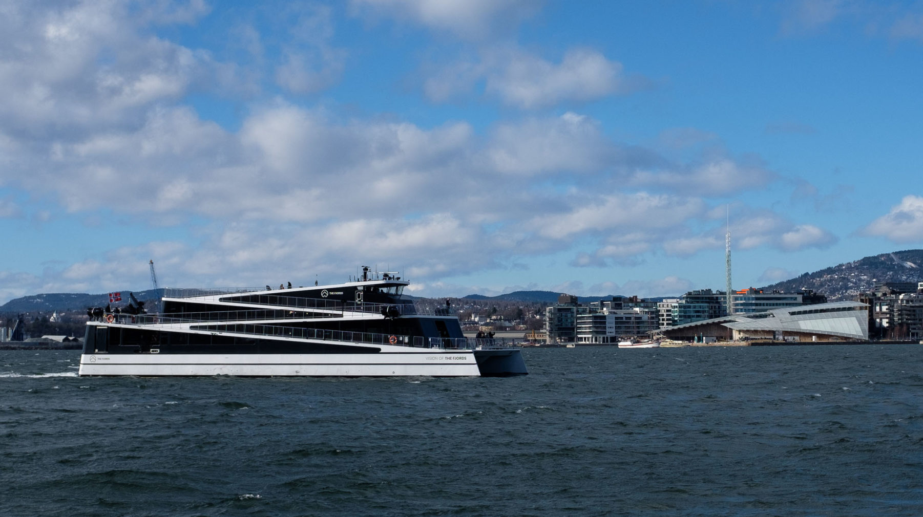 Fartøyet fotografert med Aker brygge i bakgrunnen.