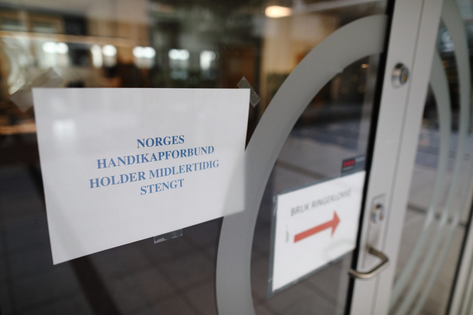 Bilde av døra med skiltet "Norges Handikapforbund holder midlertidig stengt".