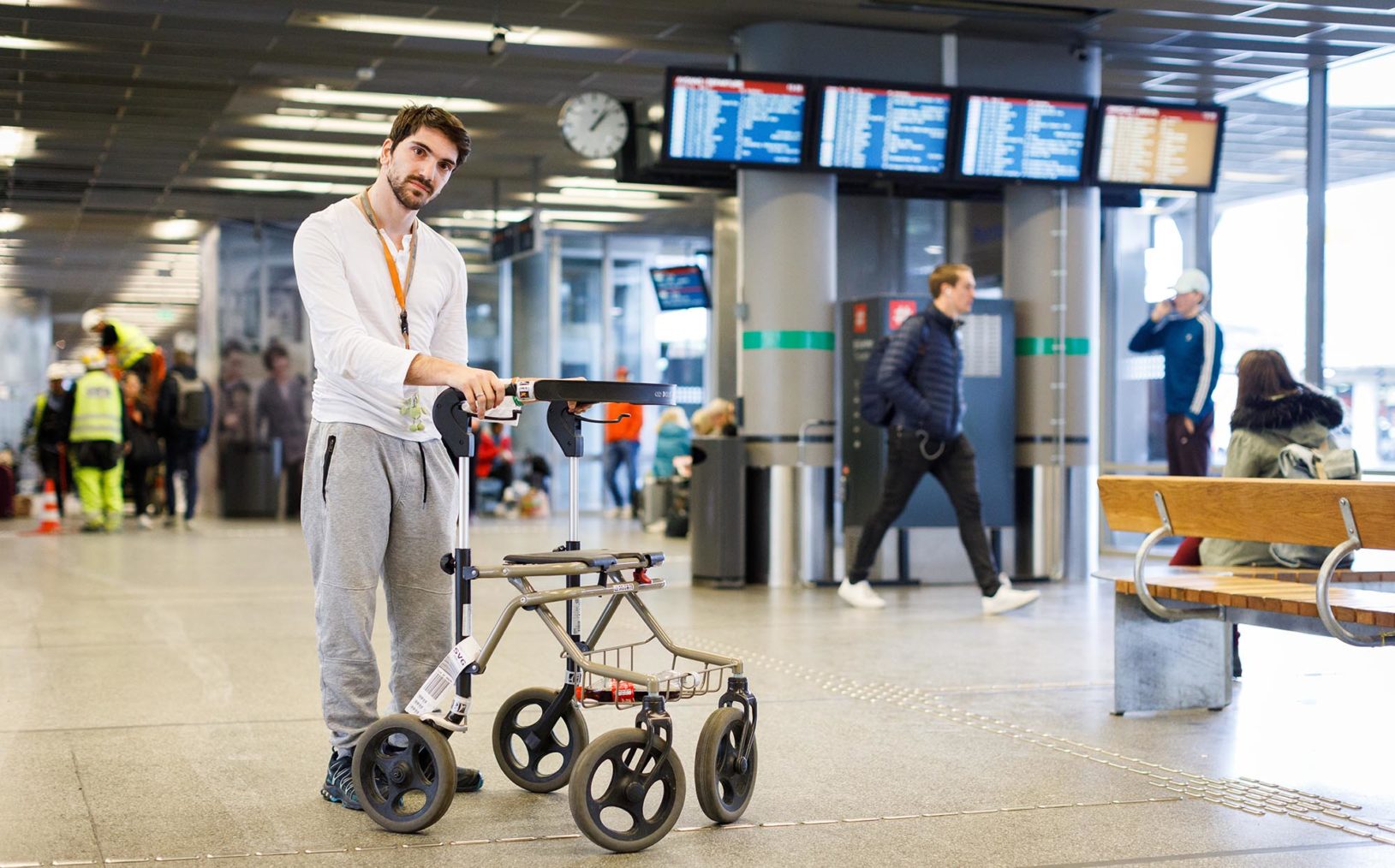 Amir med rullatoren inne på bussterminalen i Oslo.