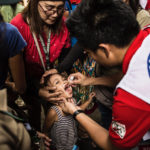 KAMPANJE: Omfattende vaksinasjonskampanjer er satt i gang etter at nye tilfeller av polio ble bekreftet i september 2019. Frivillige fra Røde Kors vaksinerer barna i slummen i byen Davao.