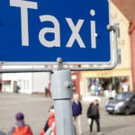 IKKE NOK BILER? Regjeringen vil utsette de varslede endringene i drosjenæringen, som Handikapforbundet frykter vil føre til et dårligere tilbud for rullestolbrukere. (Illustrasjonsfoto: Colourbox)
