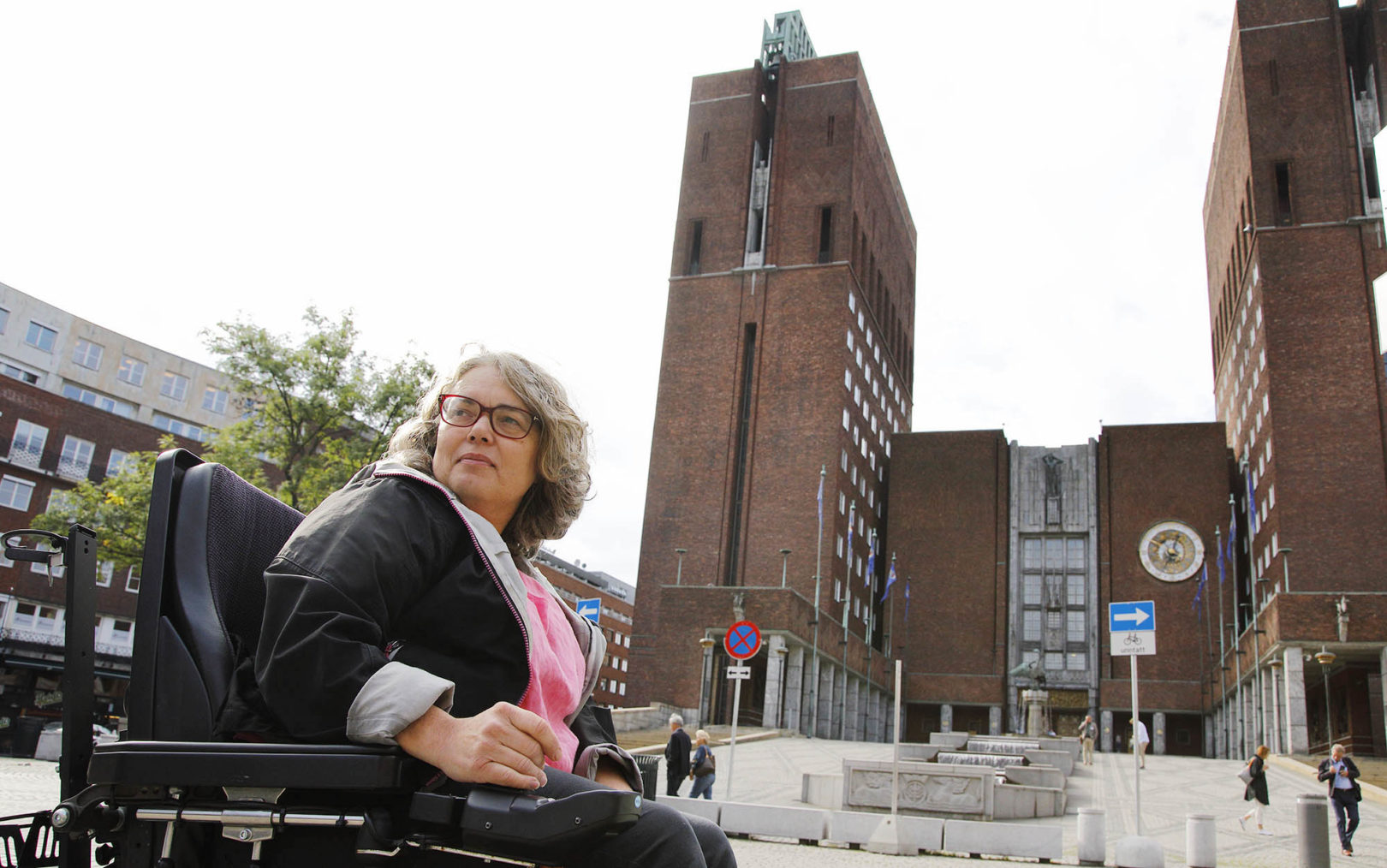 Magnhild Sørbotten i rullestol foran Oslo rådhus.