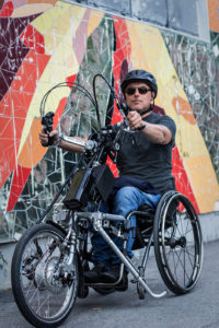 Mann i rullestol med sykkelfront.