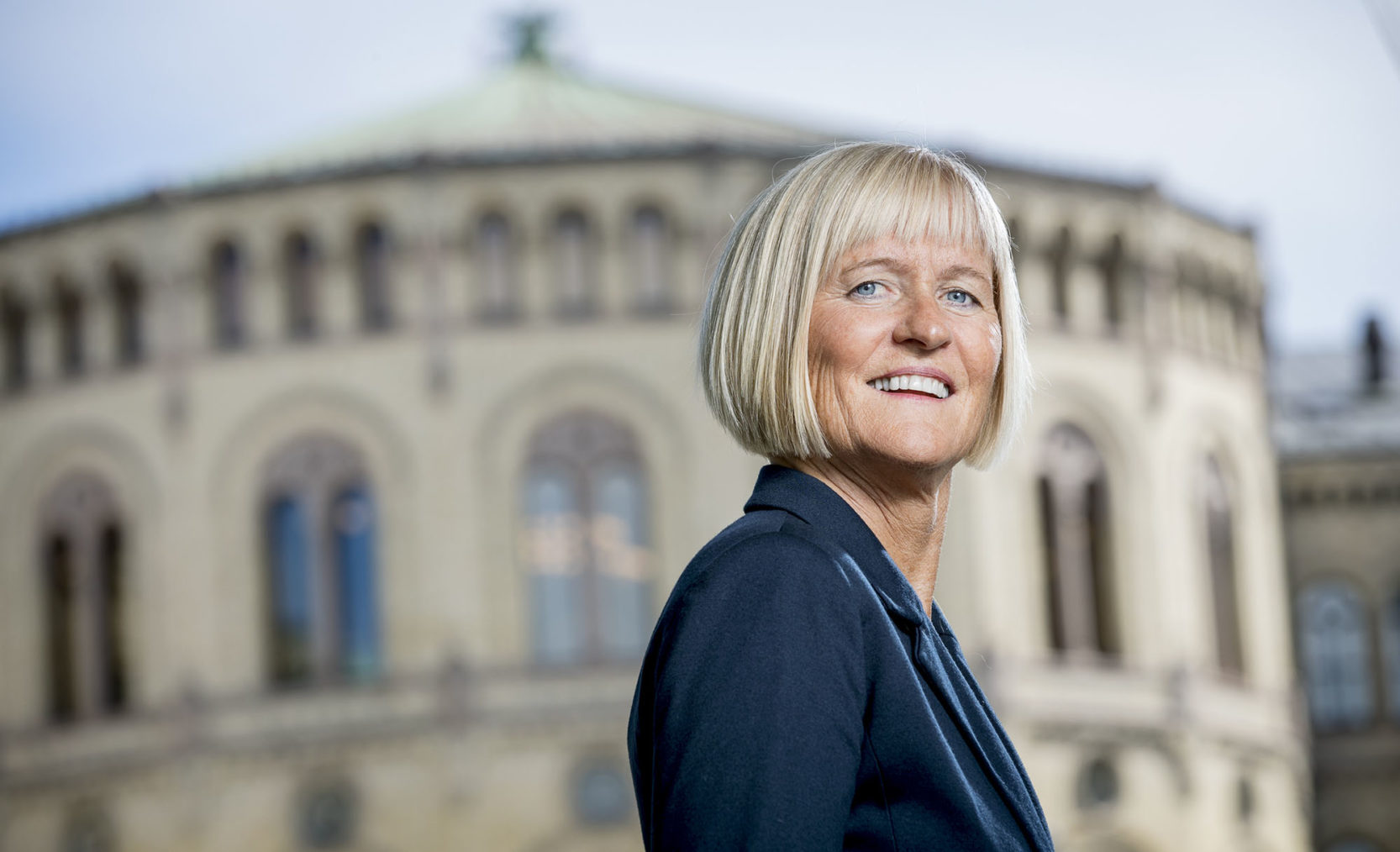 Portrett av Ragnhild Lied foran Stortinget.