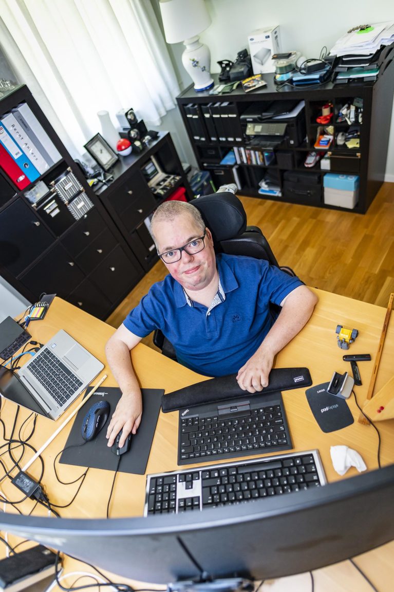 Bernt Anders Schea Bakke fotografert ved skrivebordet hjemme.