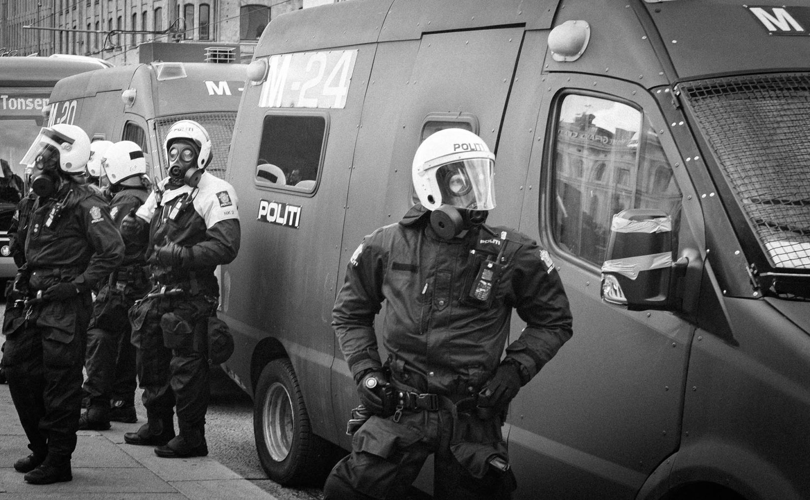 Bilde av uniformert politi med hjelmer, gassmasker og annet verneutstyr på gaten i Oslo.