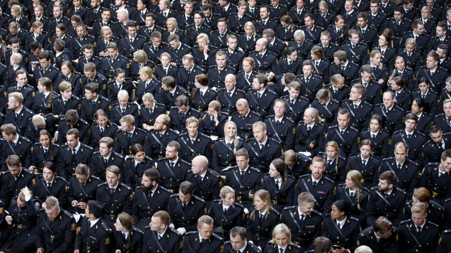 Sal full av politistudenter i uniform fotografert ovenfra.