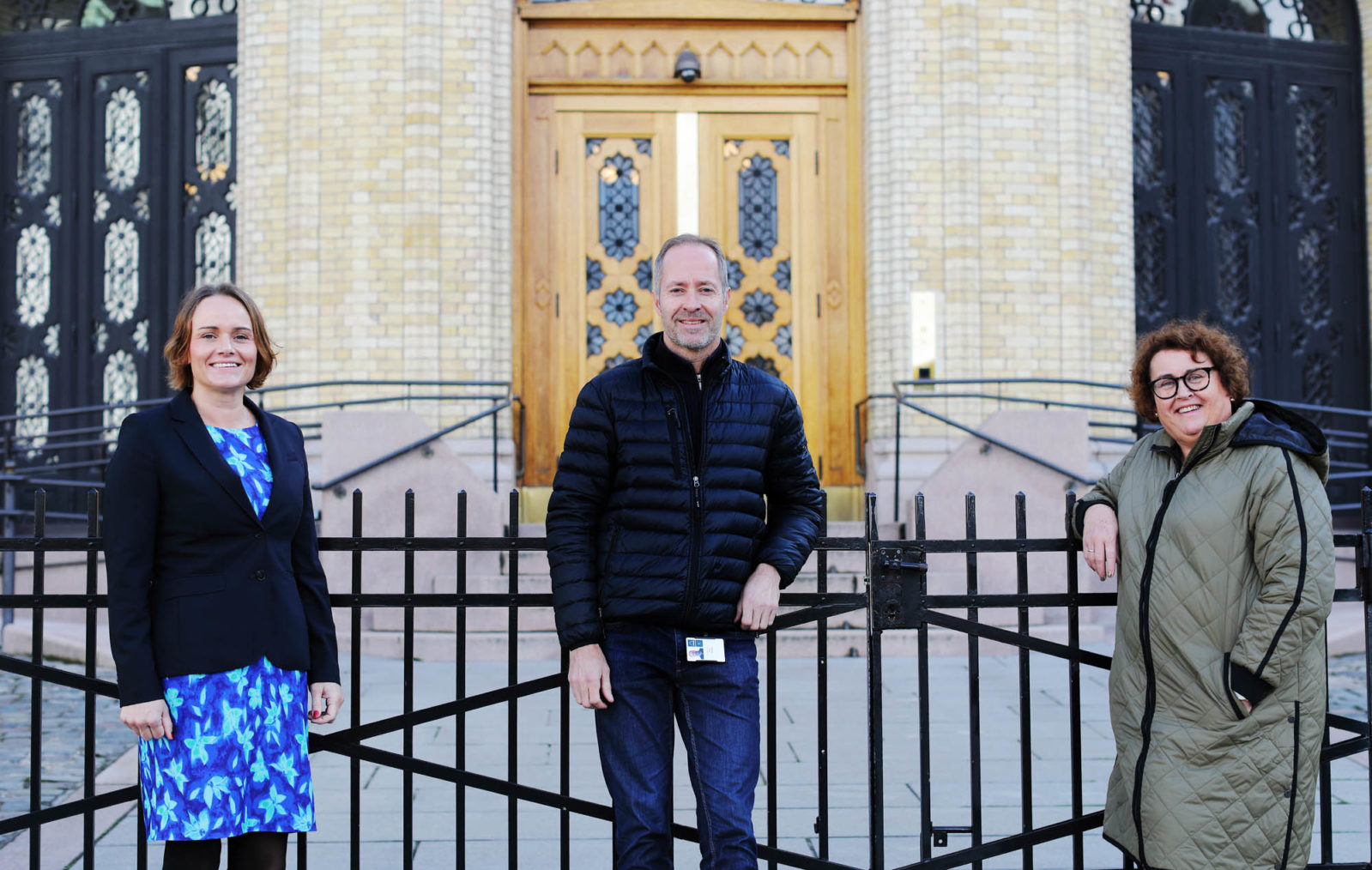 De tre foran inngangen til Stortinget.