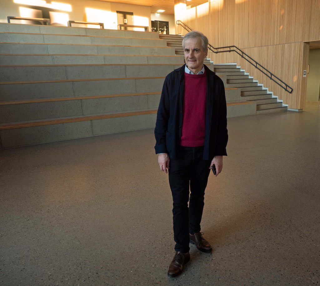 Støre i skolevestibyle med trapp i bakgrunnen. Trappen har konstrastmarkeruing og dobbelt håndløper.