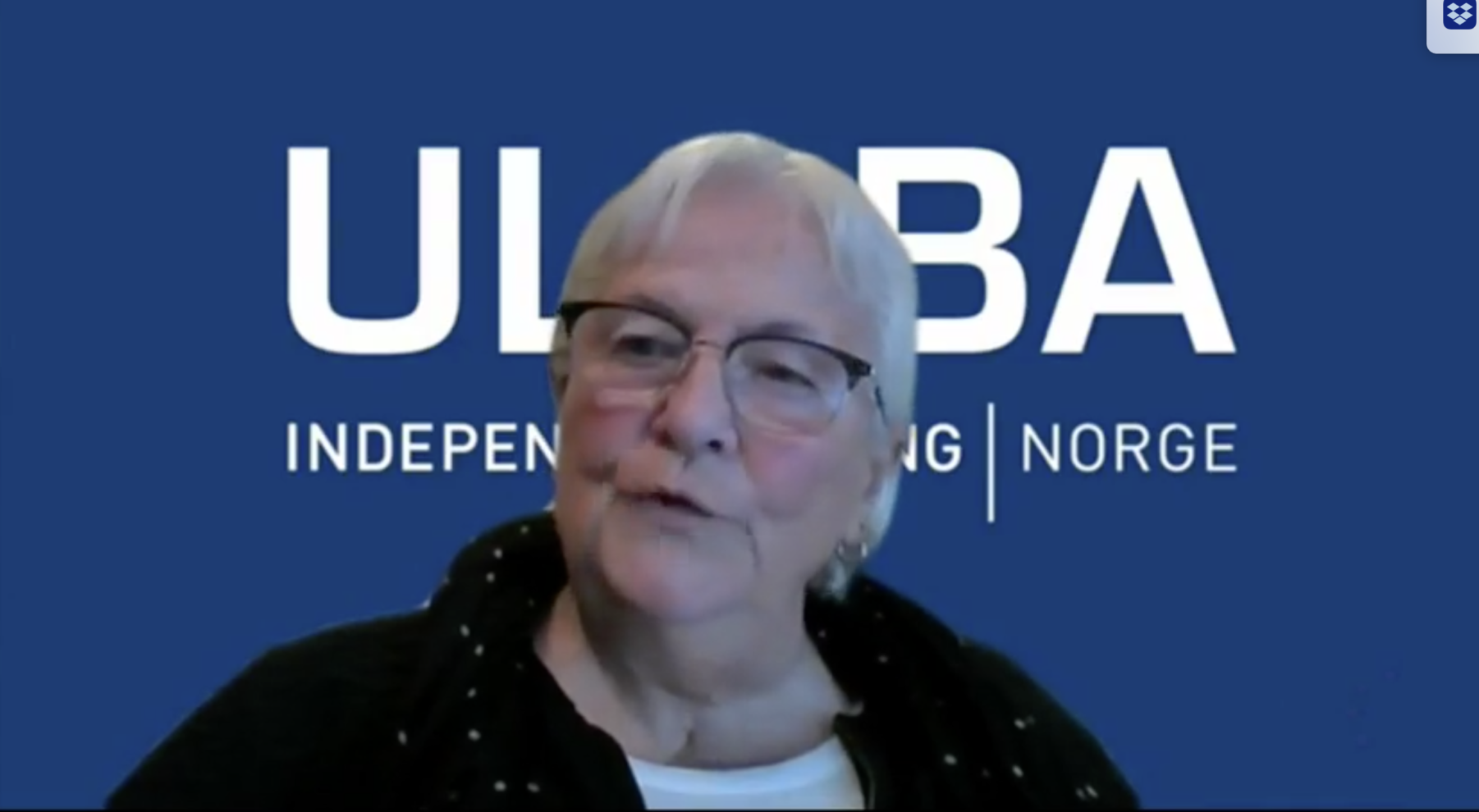 Skjermbilde/portrett av Ann Kristin Krokan med Ulobas logo i bakgrunnen.