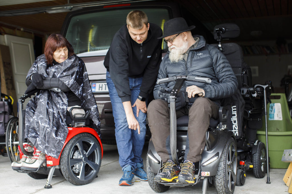 Inger og Oddgeir på hver sin Genny inne i garasjen. Kennet gir instruksjoner og peker på ulike funksjoner.