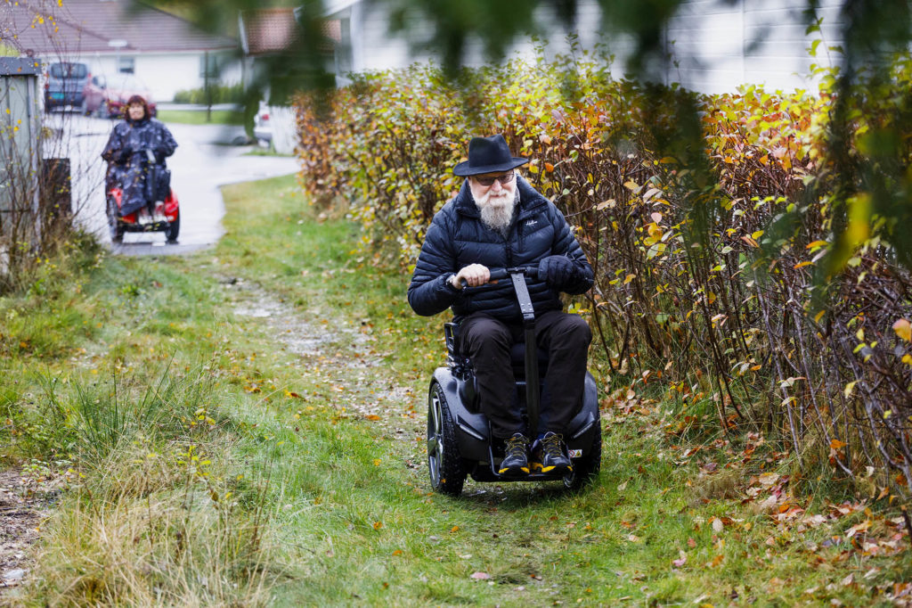 Oddgeir kjører Gennyen på en sti. Inger følger bak.