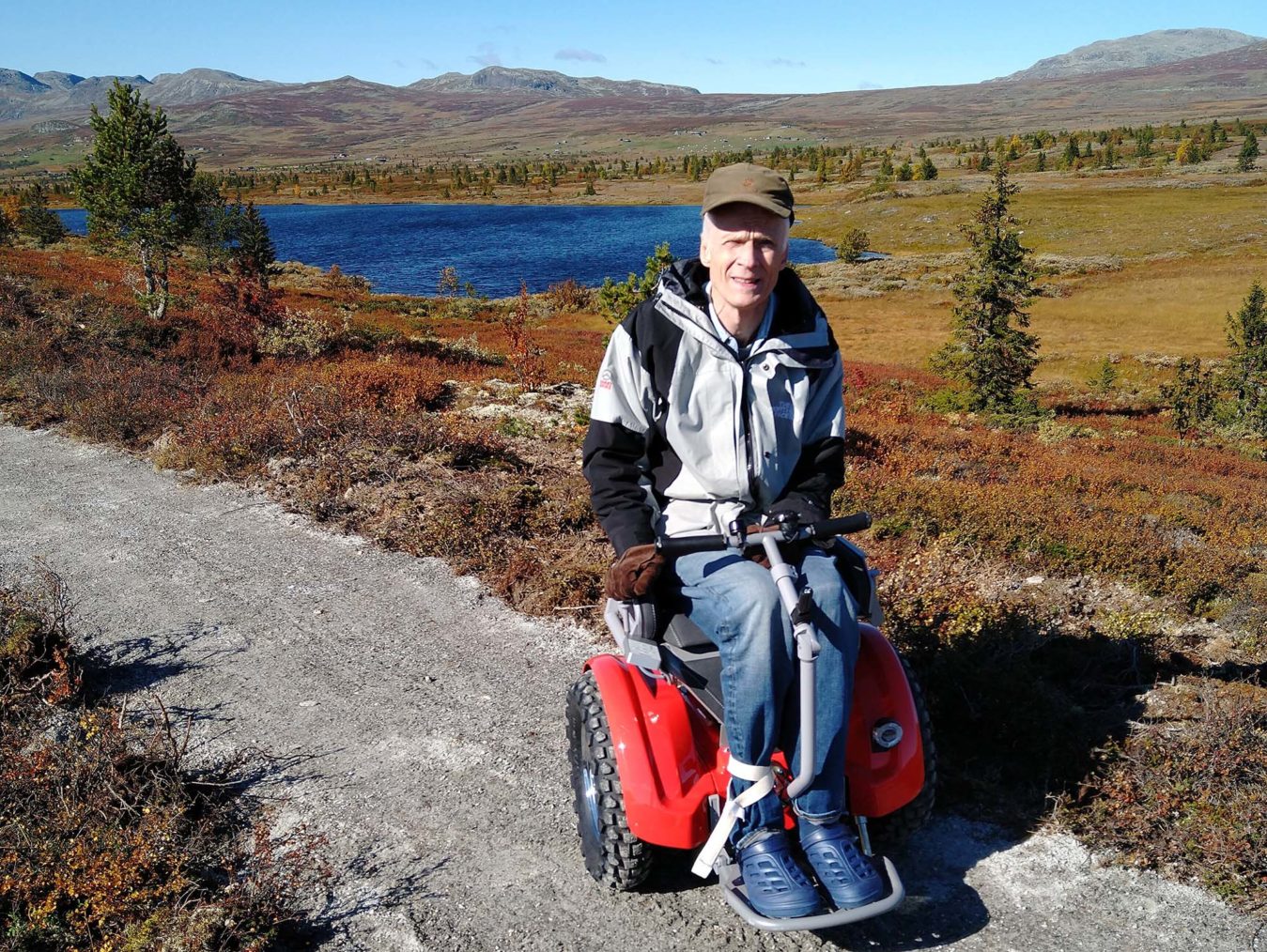 Steinar Hauge med en selvbalanserende rullestol på en sti på fjellet.