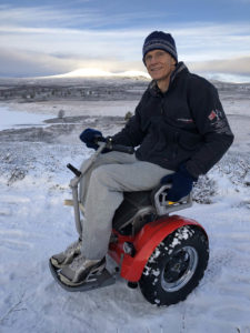 Steinar Hauge på en Freee2 i vinterlandskap.