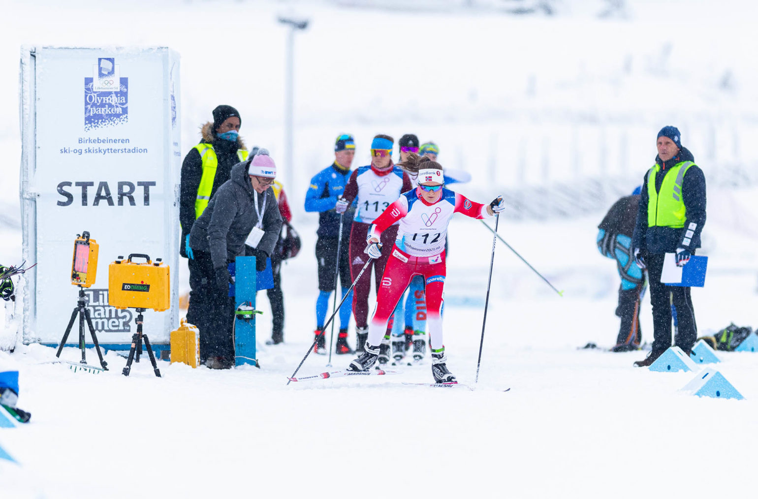 Vilde Nilsen går ut fra start i Olympiaparken på Lillehammer i snøvær.
