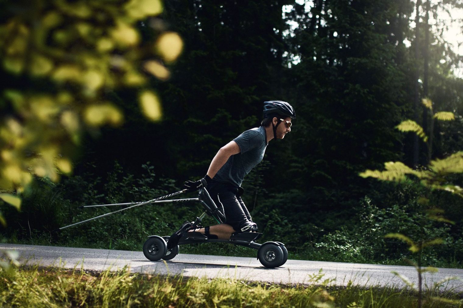 Mann på en spike pigger på en vei i skogen.