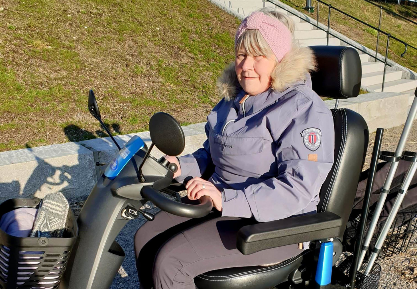 Bilde av Gunn på scooteren.