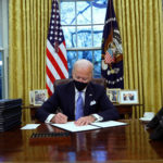 SLUTT PÅ SULTELØNN: President Joe Biden signerer presidentordrer i det ovale kontor. Et av problemene han vil til livs, er underbetaling av funksjonshemmede. (Foto: NTB, Reuters, Tom Brenner)