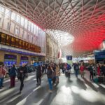 JERNBANENS FØDELAND: Bare 41 prosent av Storbritannias jernbanestasjoner har trinnfri adkomst. Bildet er fra Kings Cross Station i London. (Illustrasjonsfoto: Colourbox)