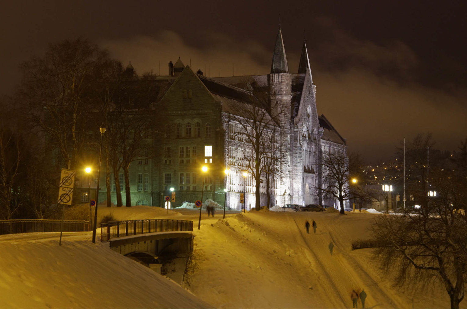 Vinterbilde av universitetsbygningen om kvelden