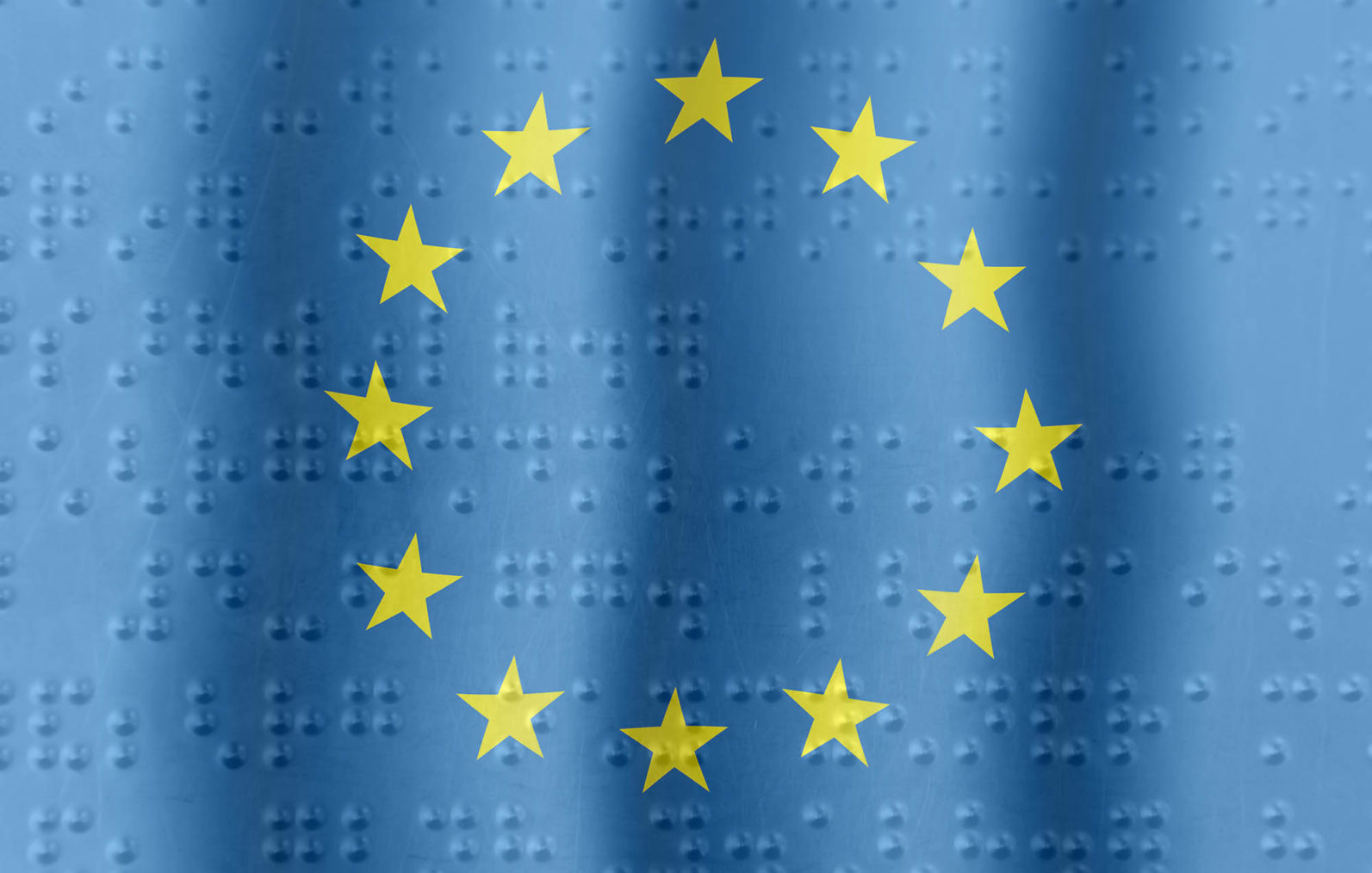 EU-flagget med punktskrift i bakgrunnen.