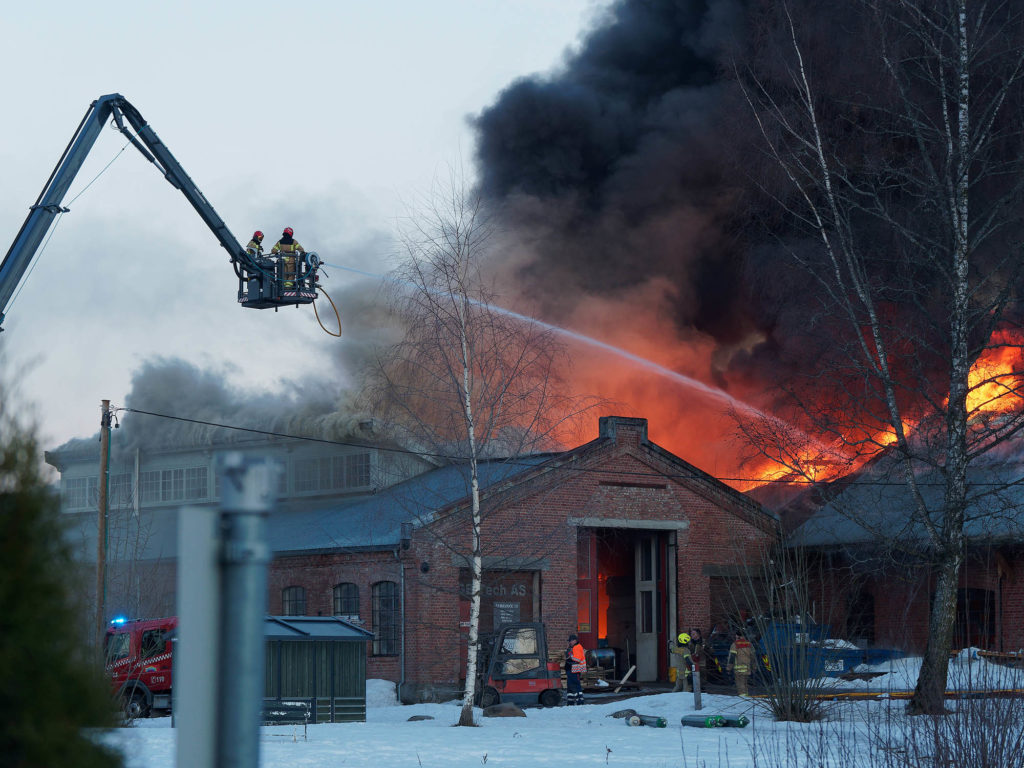 Bilde av brannen og slukningsarbeidet.