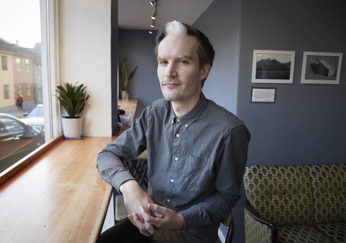 Eivind Digranes fotografert på en kafe.