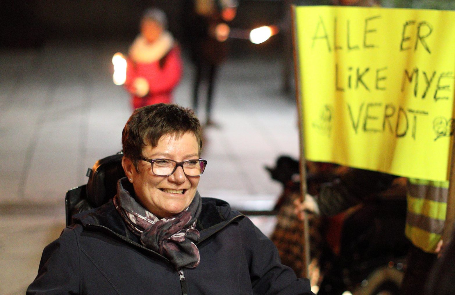 Tove Linea Brandvik med en plakat der det står «Alle er like mye verdt».