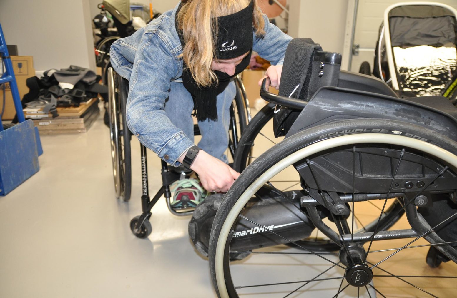 Kirsti monterer drivaggregatet på rullestolen.