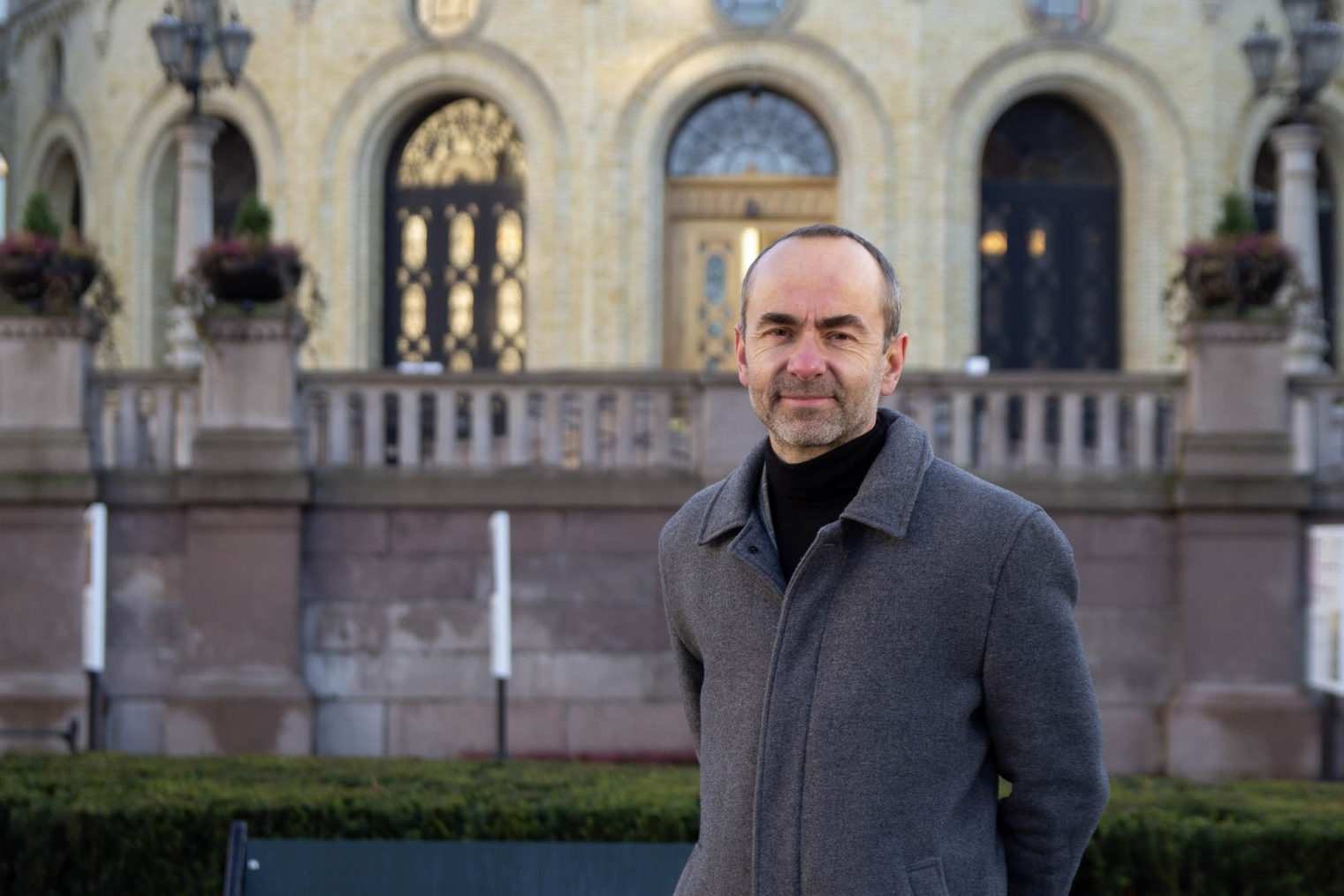 Øyvind Håbrekke fotografert med Stortinget i bakgrunnen.