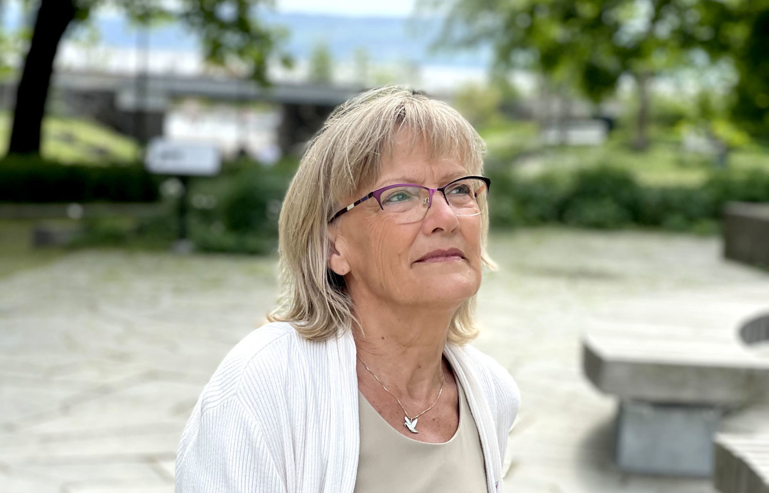 Portrett av Karin Andersen i en park.