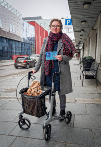 Lill Tove Jakobsen med rullator.