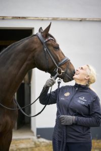 Ann Cathrin Lübbe holder kinnet sitt mot hestens mule