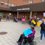 PROTESTER: 14. juni samlet funksjonshemmede i Gran seg til protest ved rådhuset i forbindelse med formannskapets behandling av BPA-saken. Tirsdag 22. juni ligger den på kommunestyrerepresentantenes bord. (Foto: Privat)