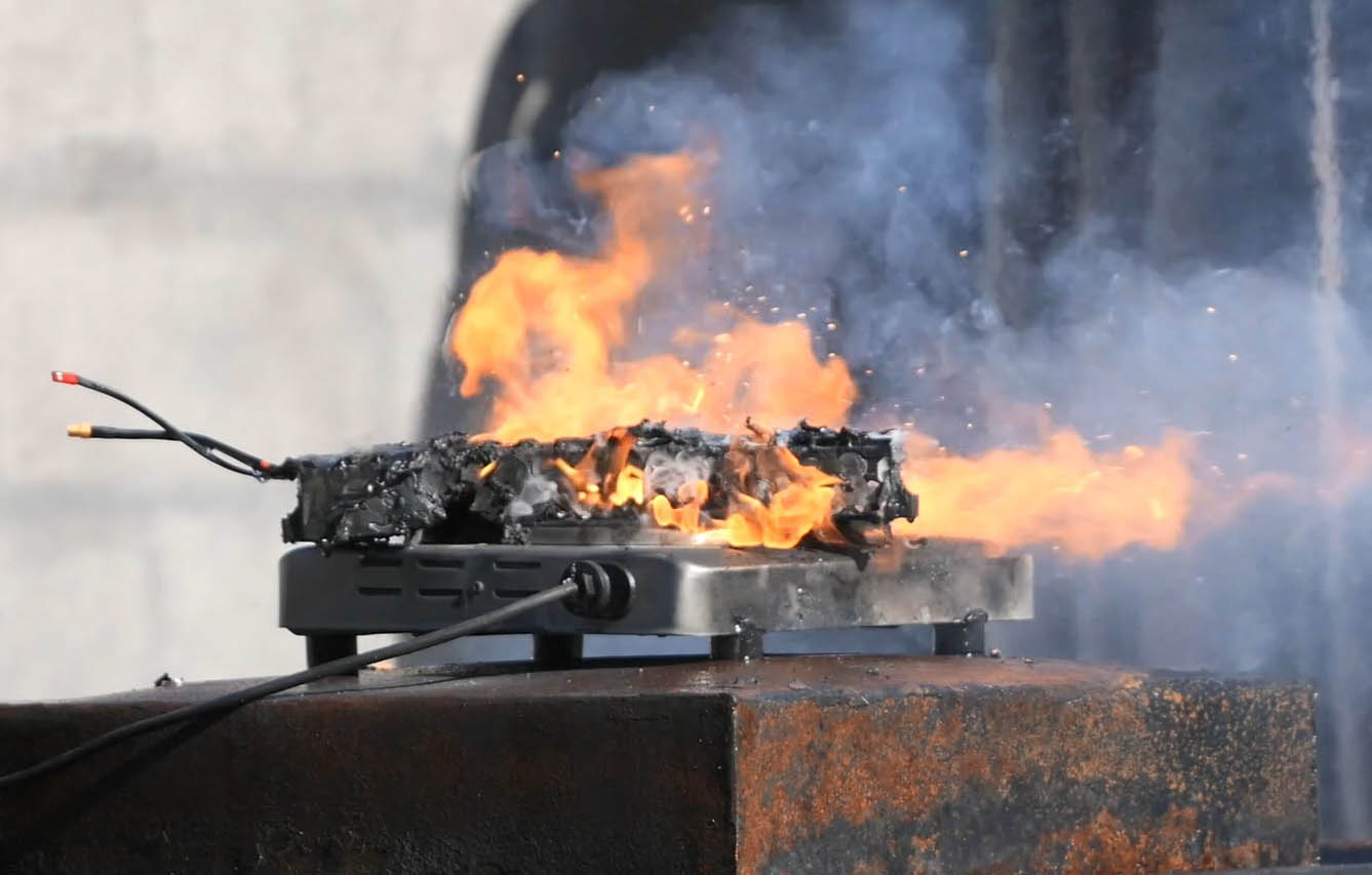 Nærbilde av batteri som brenner.