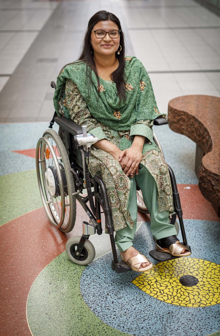 Portrettfoto av Sadia Jabeen Iqbal i rullestolen.