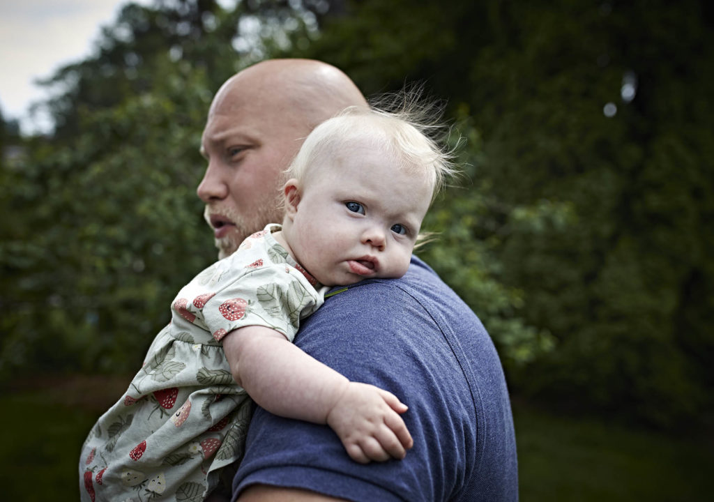 Tiril hviler på pappas skulder.