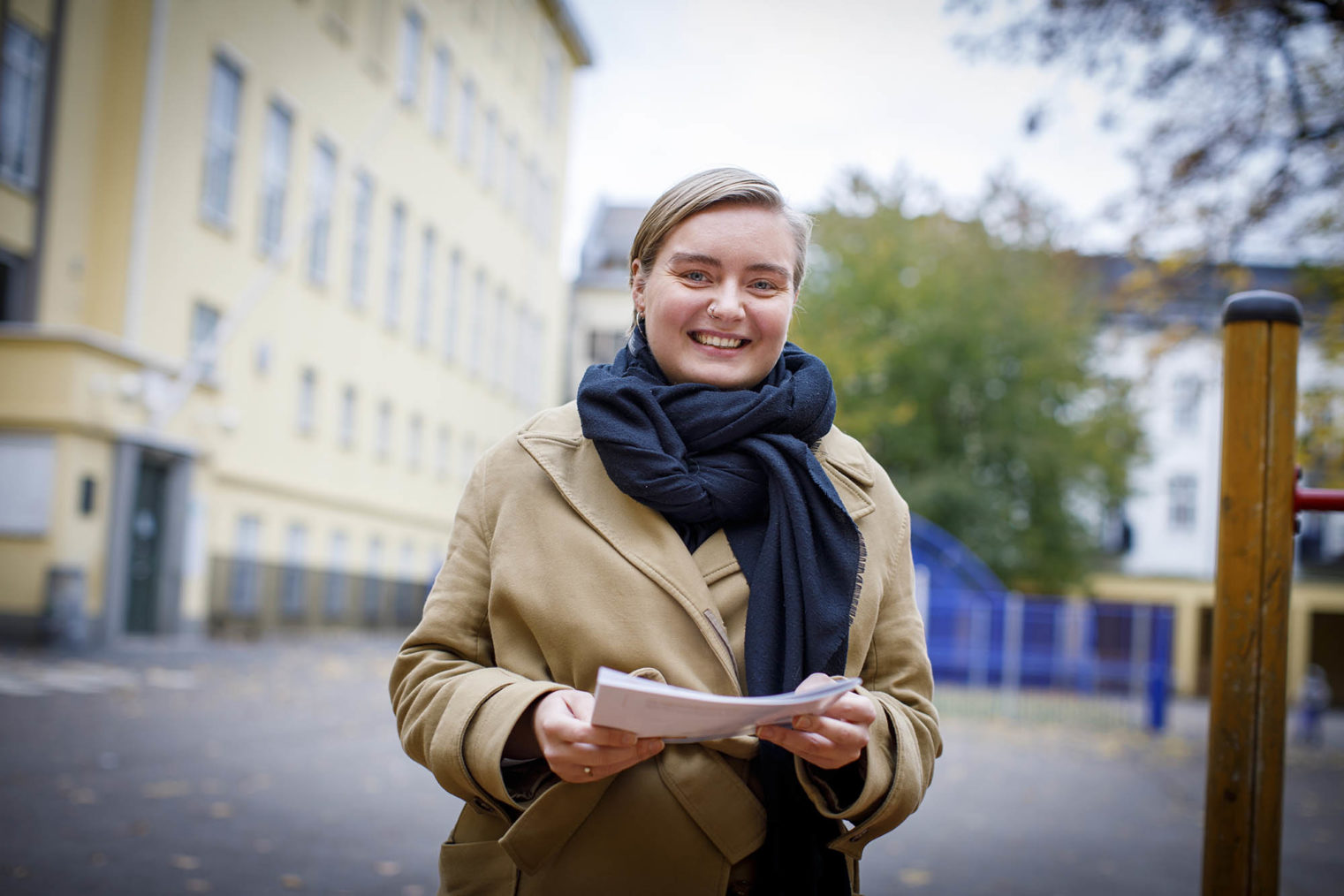 Maren Hagen Fuglesang fotografert i en skolegård med rapporten i hendene.