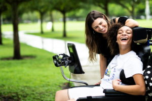 Bilde av ungdom i rullestol som bruker kommunikasjonsproduktet.