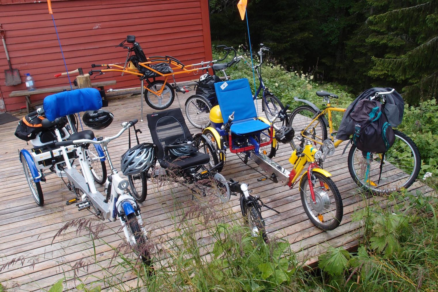 Flere tilpassede sykler parkert på en terrasse.