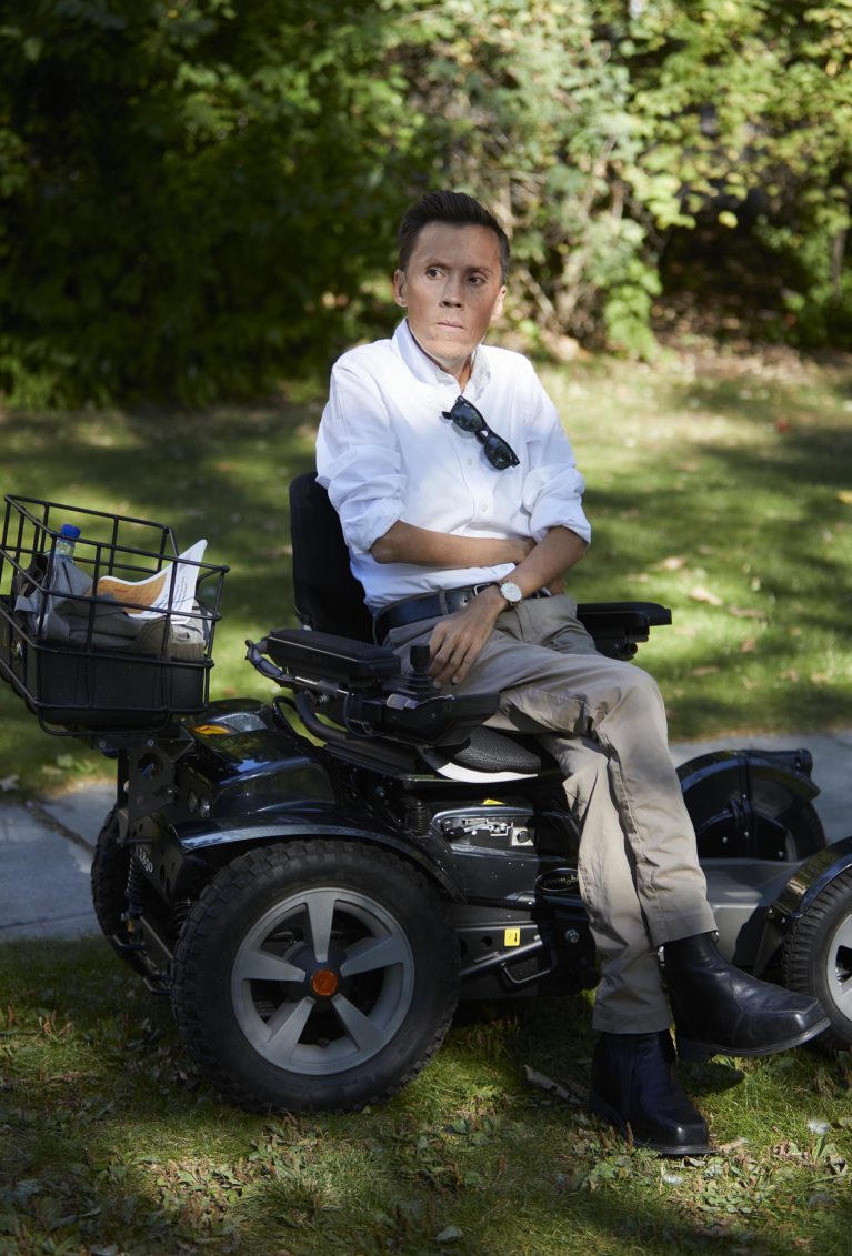 Jan Grue sitter på sin Permobil X850 elektriske rullestol.